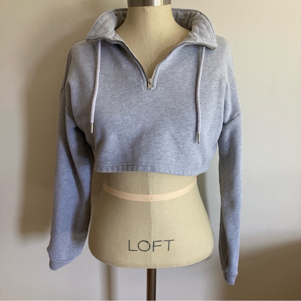 PAXTON Cropped Grey Sweatshirt
Size Medium